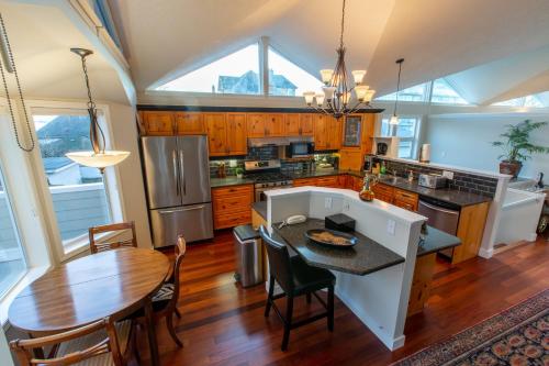 Menzies Manor #5 Penthouse-Charming Penthouse James Bay, Steps to the Ocean by Victoria Prime! in Victoria, Canada