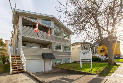 Menzies Manor #5 Penthouse-Charming Penthouse James Bay, Steps to the Ocean by Victoria Prime! in Victoria, Canada