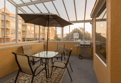 Menzies Manor #5 Penthouse-Charming Penthouse James Bay, Steps to the Ocean by Victoria Prime! in Victoria, Canada