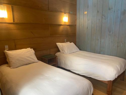 2 twin beds