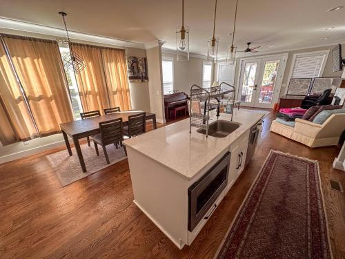 7 Min from Broadway! 3 Bed 2.5 Bath Sleeps 10+ in Nashville, USA
