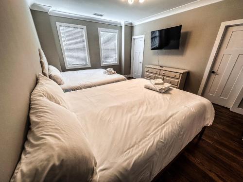 7 Min from Broadway! 3 Bed 2.5 Bath Sleeps 10+ in Nashville, USA