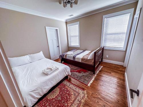 7 Min from Broadway! 3 Bed 2.5 Bath Sleeps 10+ in Nashville, USA
