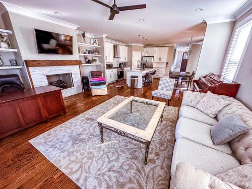 7 Min from Broadway! 3 Bed 2.5 Bath Sleeps 10+ in Nashville, USA
