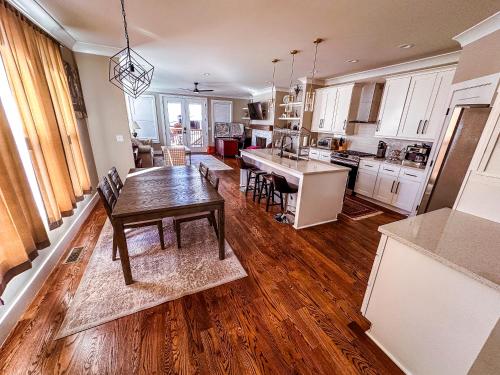7 Min from Broadway! 3 Bed 2.5 Bath Sleeps 10+ in Nashville, USA