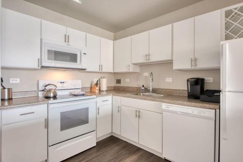 CozySuites 800 Tower 1BR with gym 18 in Louisville, USA