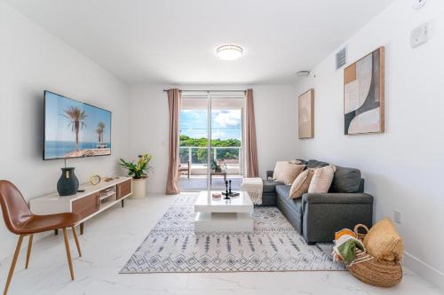 Modern Apt with Pool, near downtown and beach