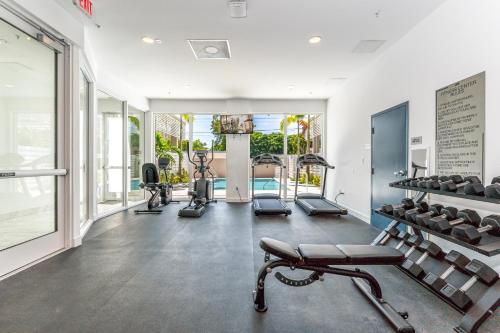 Modern Apt with Pool, near downtown and beach in Hollywood, USA
