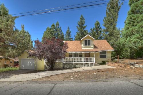 Sunshine Cabin Comfortable, Cozy 2 Story Getaway in Big Bear Lake, USA