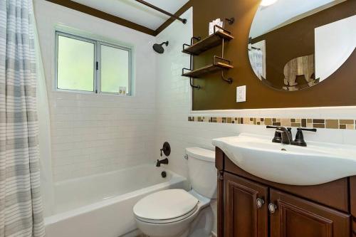 Sunshine Cabin Comfortable, Cozy 2 Story Getaway in Big Bear Lake, USA