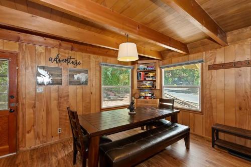 Sunshine Cabin Comfortable, Cozy 2 Story Getaway in Big Bear Lake, USA