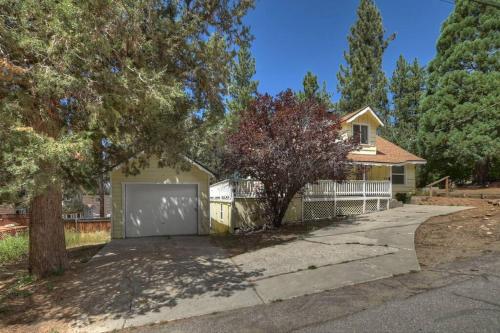Sunshine Cabin Comfortable, Cozy 2 Story Getaway in Big Bear Lake, USA
