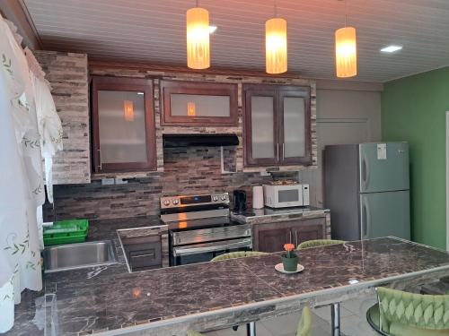 ห้องครัว, Breadfruit lodge in คราวน์ พอยต์