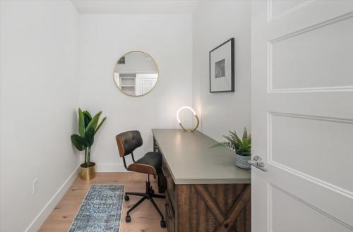 Top VIEWS! Capital building! Rooftop pool gym bowl Top VIEWS! Capital building! Rooftop pool gym bowl