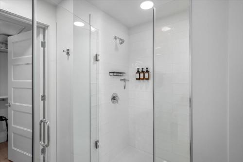 Top VIEWS! Capital building! Rooftop pool gym bowl Top VIEWS! Capital building! Rooftop pool gym bowl