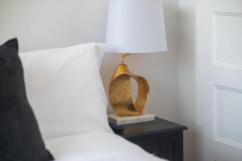 Top VIEWS! Capital building! Rooftop pool gym bowl Top VIEWS! Capital building! Rooftop pool gym bowl