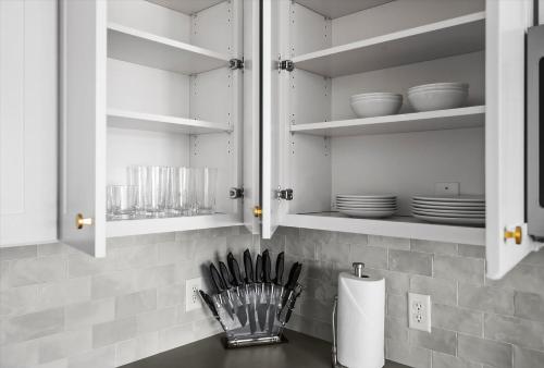 Top VIEWS! Capital building! Rooftop pool gym bowl Top VIEWS! Capital building! Rooftop pool gym bowl