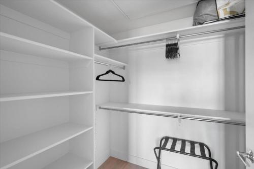 Top VIEWS! Capital building! Rooftop pool gym bowl Top VIEWS! Capital building! Rooftop pool gym bowl