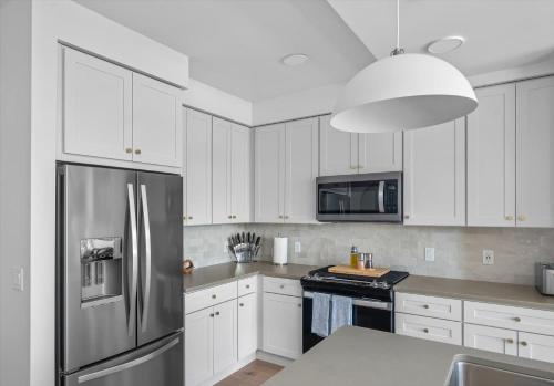 Top VIEWS! Capital building! Rooftop pool gym bowl Top VIEWS! Capital building! Rooftop pool gym bowl