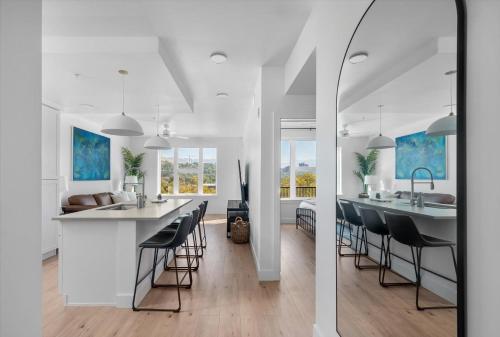 Top VIEWS! Capital building! Rooftop pool gym bowl Top VIEWS! Capital building! Rooftop pool gym bowl