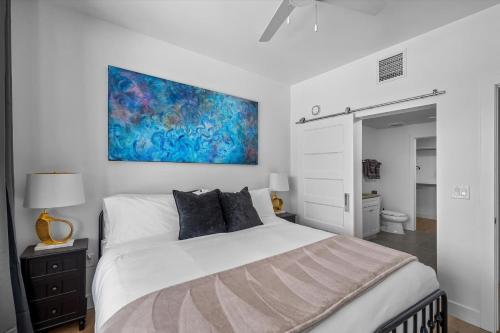 Top VIEWS! Capital building! Rooftop pool gym bowl Top VIEWS! Capital building! Rooftop pool gym bowl