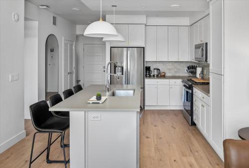 Top VIEWS! Capital building! Rooftop pool gym bowl Top VIEWS! Capital building! Rooftop pool gym bowl