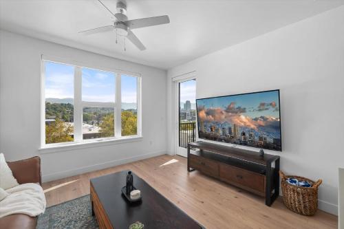 Top VIEWS! Capital building! Rooftop pool gym bowl Top VIEWS! Capital building! Rooftop pool gym bowl