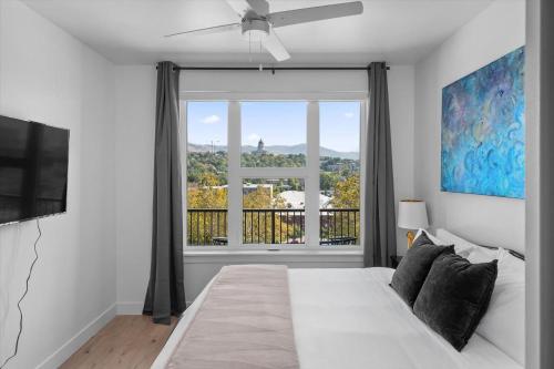 Top VIEWS! Capital building! Rooftop pool gym bowl Top VIEWS! Capital building! Rooftop pool gym bowl