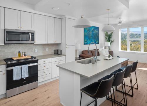 Top VIEWS! Capital building! Rooftop pool gym bowl Top VIEWS! Capital building! Rooftop pool gym bowl