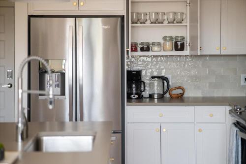 Top VIEWS! Capital building! Rooftop pool gym bowl Top VIEWS! Capital building! Rooftop pool gym bowl