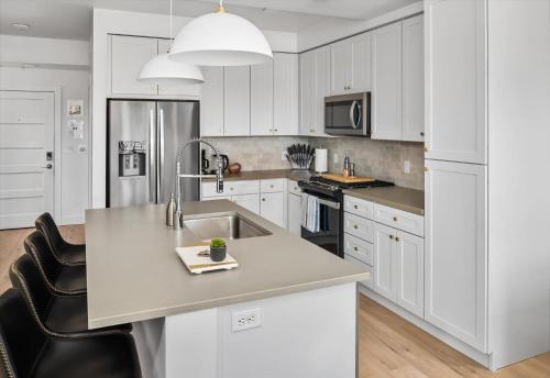 Top VIEWS! Capital building! Rooftop pool gym bowl Top VIEWS! Capital building! Rooftop pool gym bowl