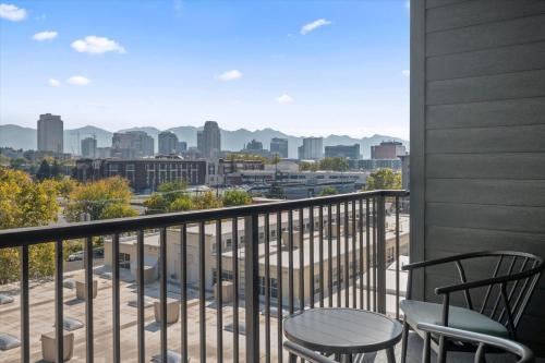 Top VIEWS! Capital building! Rooftop pool gym bowl Top VIEWS! Capital building! Rooftop pool gym bowl