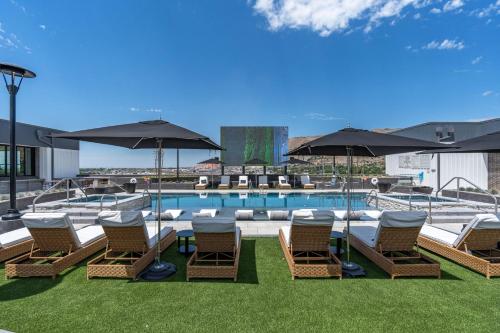 Top VIEWS! Capital building! Rooftop pool gym bowl Top VIEWS! Capital building! Rooftop pool gym bowl