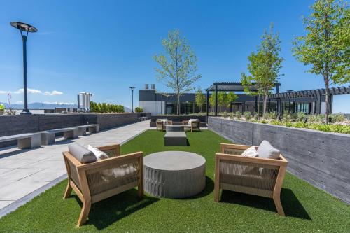Top VIEWS! Capital building! Rooftop pool gym bowl Top VIEWS! Capital building! Rooftop pool gym bowl