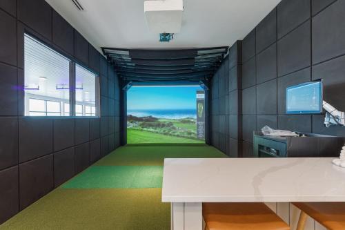 Top VIEWS! Capital building! Rooftop pool gym bowl Top VIEWS! Capital building! Rooftop pool gym bowl