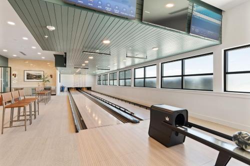 Top VIEWS! Capital building! Rooftop pool gym bowl Top VIEWS! Capital building! Rooftop pool gym bowl