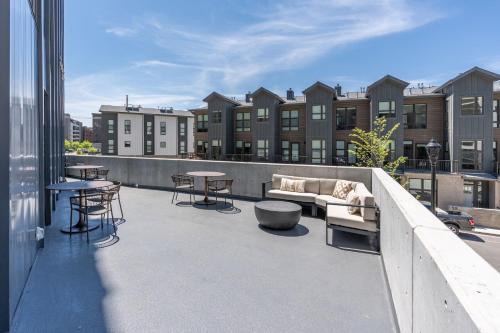 Top VIEWS! Capital building! Rooftop pool gym bowl Top VIEWS! Capital building! Rooftop pool gym bowl