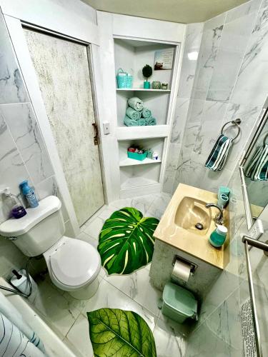 Seattle Home with 2 bedrooms a King bed Queen bed and an Extra Sofa Bed Located 10 minutes from SeaTac Airport and 20 minutes from Downtown Seattle Home with 2 bedrooms a King bed Queen bed and an Extra Sofa Bed Located 10 minutes from SeaTac Airport and 20 minutes from Downtown