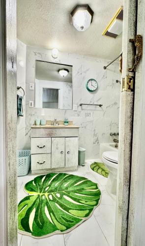 Seattle Home with 2 bedrooms a King bed Queen bed and an Extra Sofa Bed Located 10 minutes from SeaTac Airport and 20 minutes from Downtown Seattle Home with 2 bedrooms a King bed Queen bed and an Extra Sofa Bed Located 10 minutes from SeaTac Airport and 20 minutes from Downtown