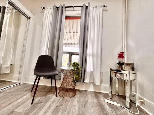 Seattle Home with 2 bedrooms a King bed Queen bed and an Extra Sofa Bed Located 10 minutes from SeaTac Airport and 20 minutes from Downtown Seattle Home with 2 bedrooms a King bed Queen bed and an Extra Sofa Bed Located 10 minutes from SeaTac Airport and 20 minutes from Downtown