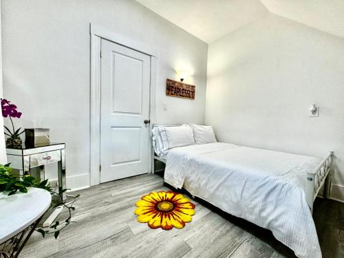 Seattle Home with 2 bedrooms a King bed Queen bed and an Extra Sofa Bed Located 10 minutes from SeaTac Airport and 20 minutes from Downtown Seattle Home with 2 bedrooms a King bed Queen bed and an Extra Sofa Bed Located 10 minutes from SeaTac Airport and 20 minutes from Downtown