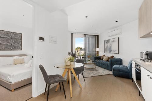 Modern & Stylish 1BR Apt w Balcony, WiFI & Parking in Alphington