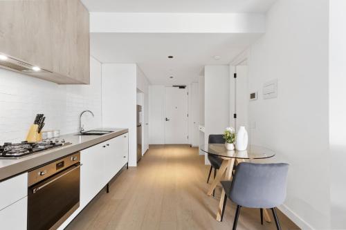 Modern & Stylish 1BR Apt w Balcony, WiFI & Parking in ألفينغتون