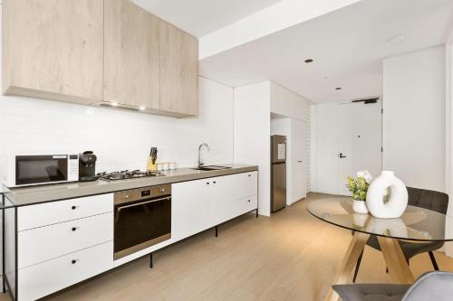 Modern & Stylish 1BR Apt w Balcony, WiFI & Parking in ألفينغتون