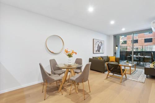 Stylish 1BR in Trendy Area w Big Balcony & Parking