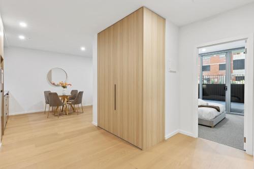 Stylish 1BR in Trendy Area w Big Balcony & Parking