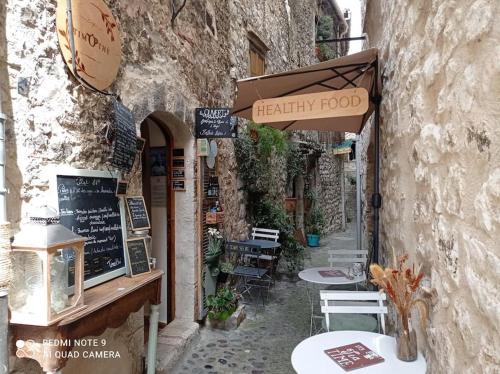 Chambre atypique dans café healthy (Chambre atypique dans cafe healthy) in Saint-Paul-de-Vence
