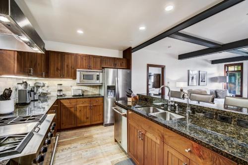Remodeled 3BR Condo in Bachelor Gulch - Ski in out condo in Avon, USA