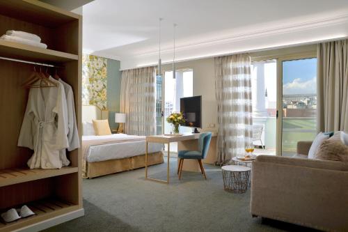 Master Suite image 8