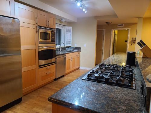 Westside Retreat w Yard, Grill, Hot Tub, Near Sofi Stadium, LAX, and the Beach, Los Angeles (fotografie 9)